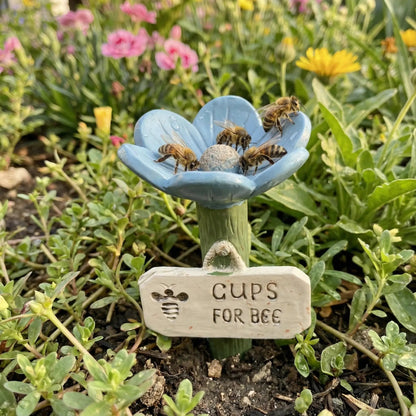 🐝LAST DAY 49% OFF - Flower-Shaped Bee Watering Station💧